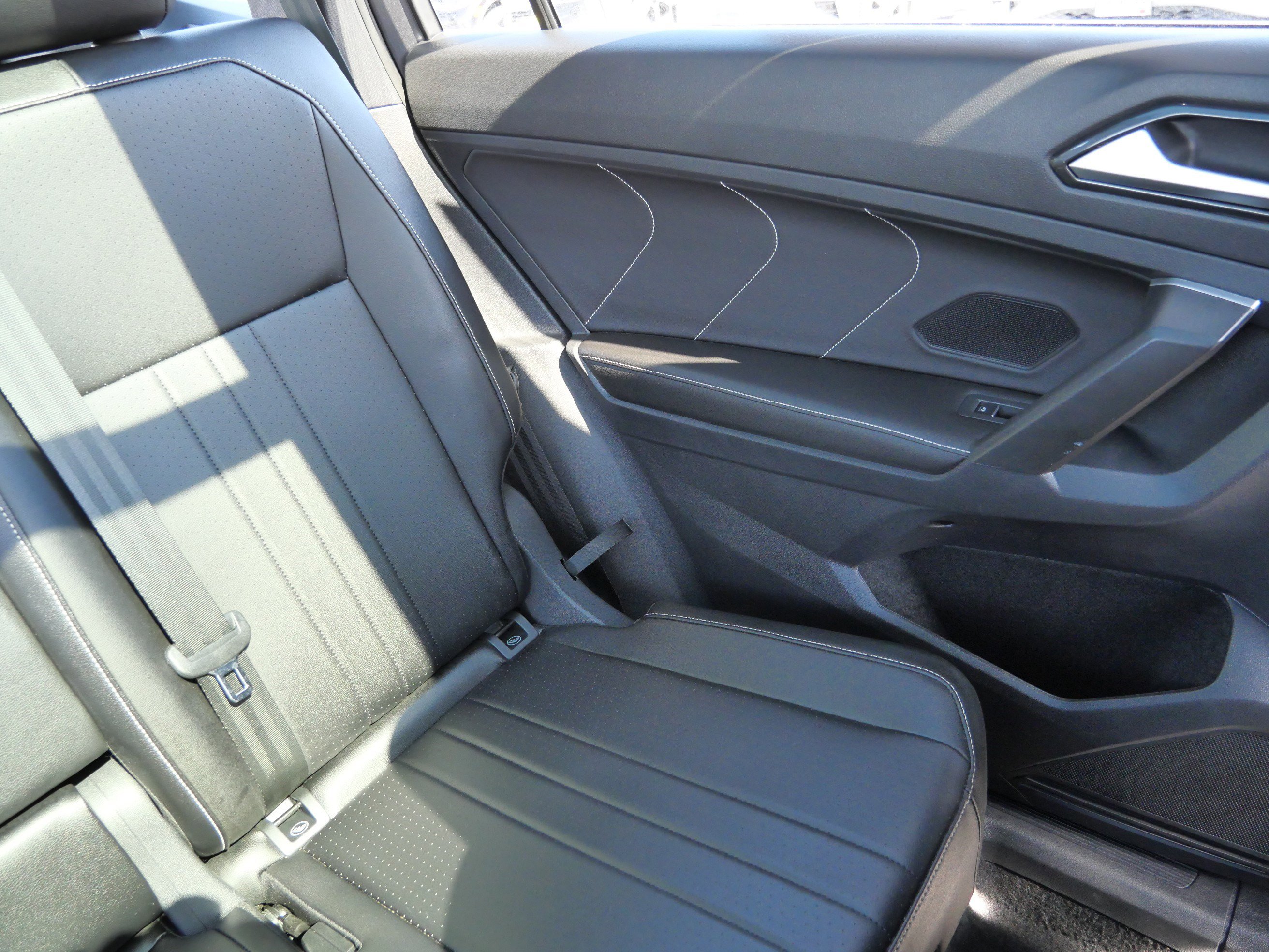 Certified 2023 Volkswagen Tiguan SE R-Line image 14