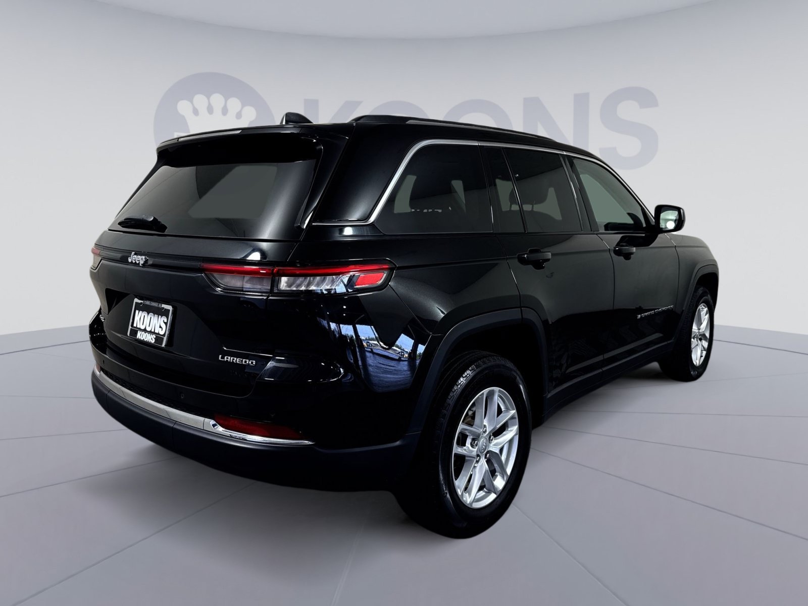 Used 2023 Jeep Grand Cherokee Laredo w/ Trailer Tow Prep Group (B) AWD/4WD image 7