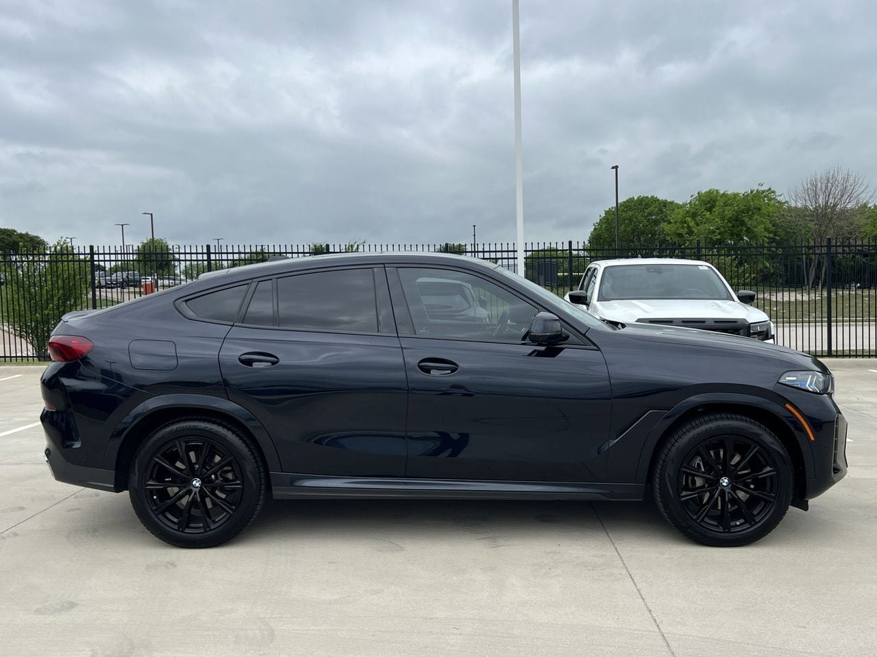 Used 2025 BMW X6 xDrive40i AWD/4WD image 3