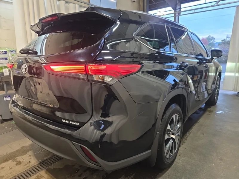 Used 2021 Toyota Highlander XLE AWD/4WD image 2