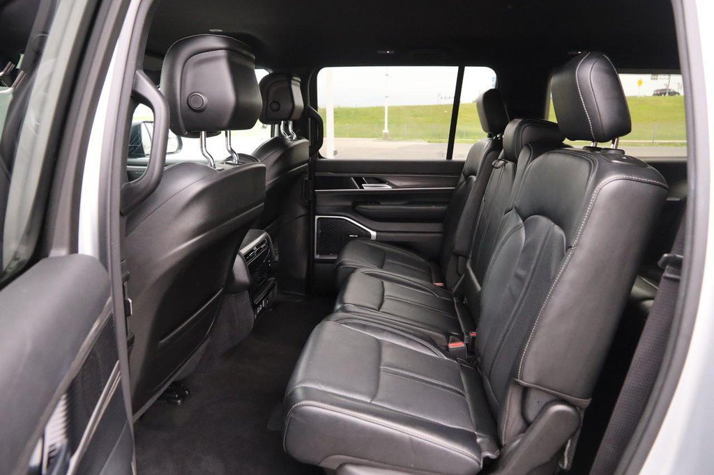 Used 2023 Jeep Wagoneer L Series II AWD/4WD image 11