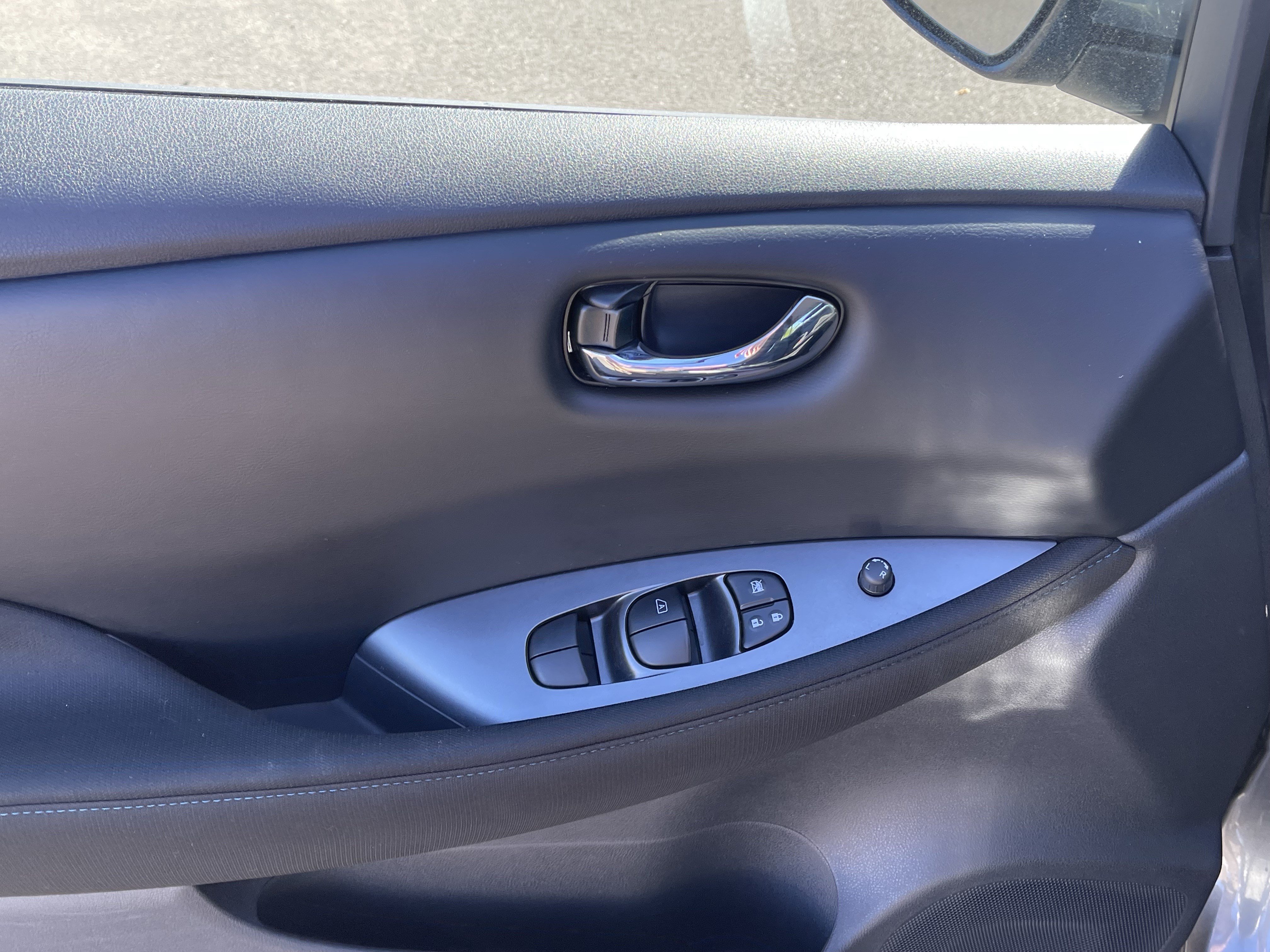 Used 2025 Nissan Leaf S FWD image 17