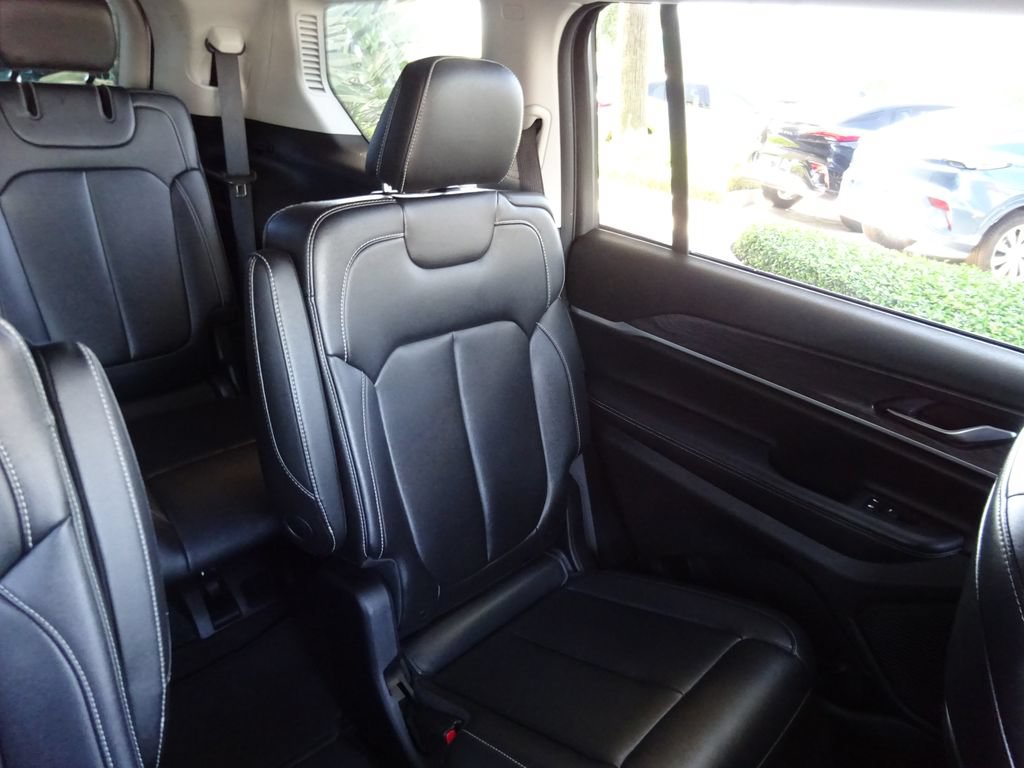 Used 2023 Jeep Grand Cherokee L Limited AWD/4WD image 17