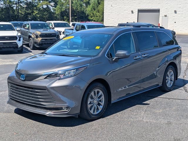 Used 2025 Toyota Sienna XLE FWD image 3