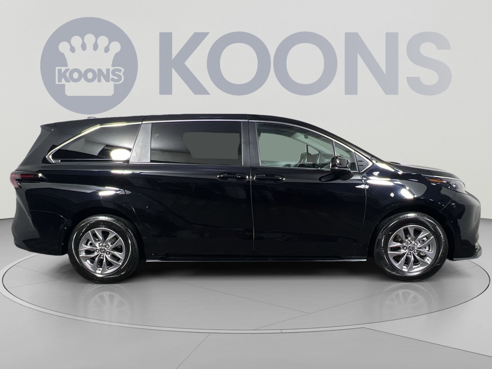 Used 2025 Toyota Sienna LE FWD image 8