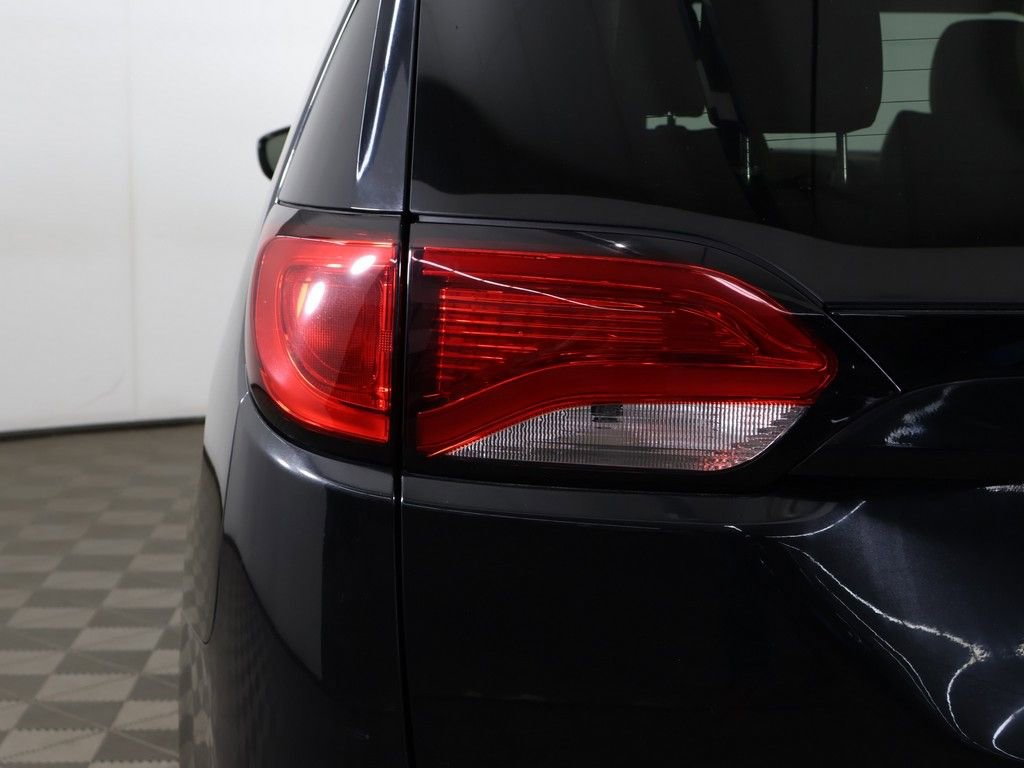 Used 2018 Chrysler Pacifica Touring-L FWD image 15