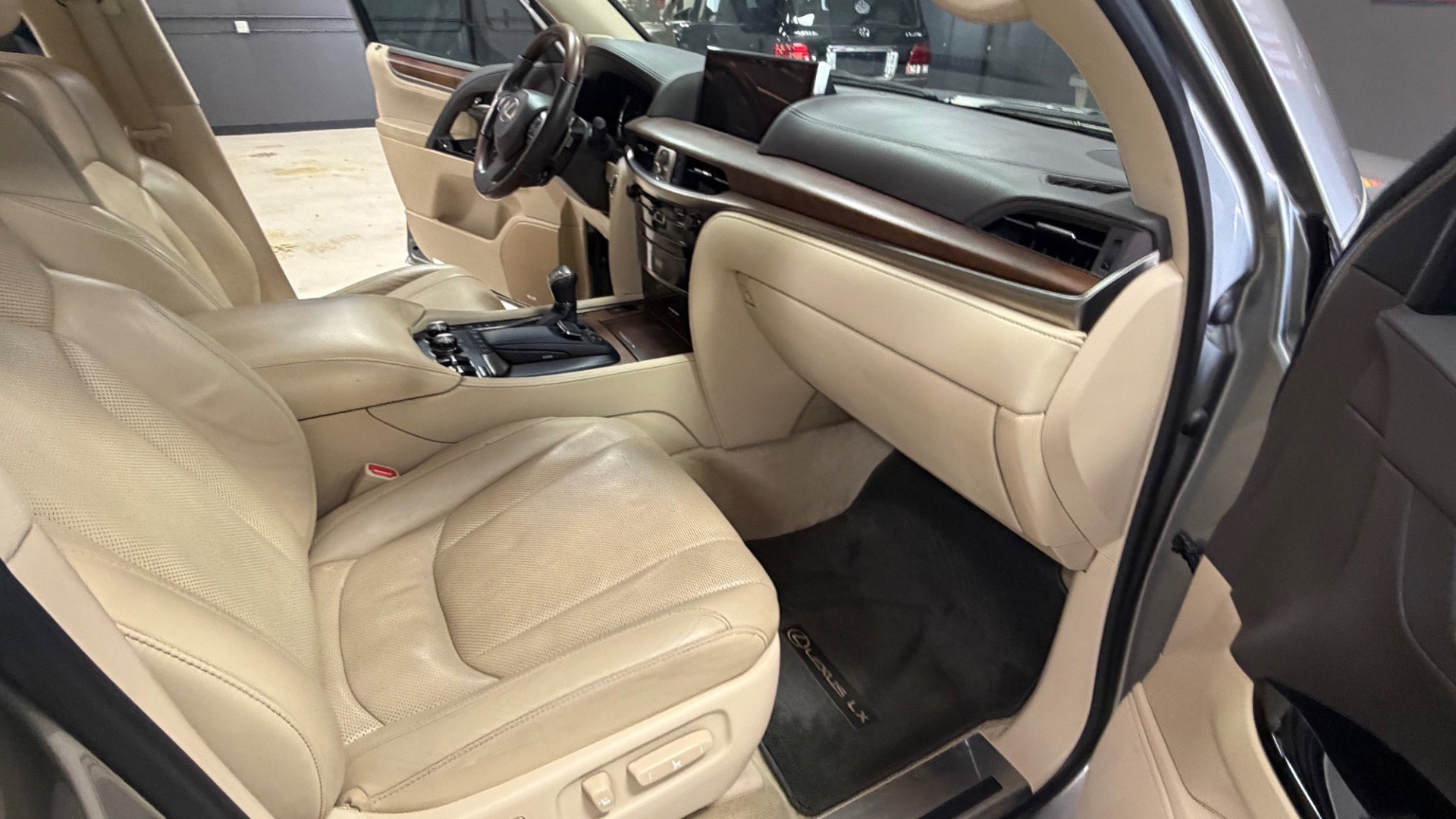 Used 2018 Lexus LX 570 4WD w/ Luxury Package image 21
