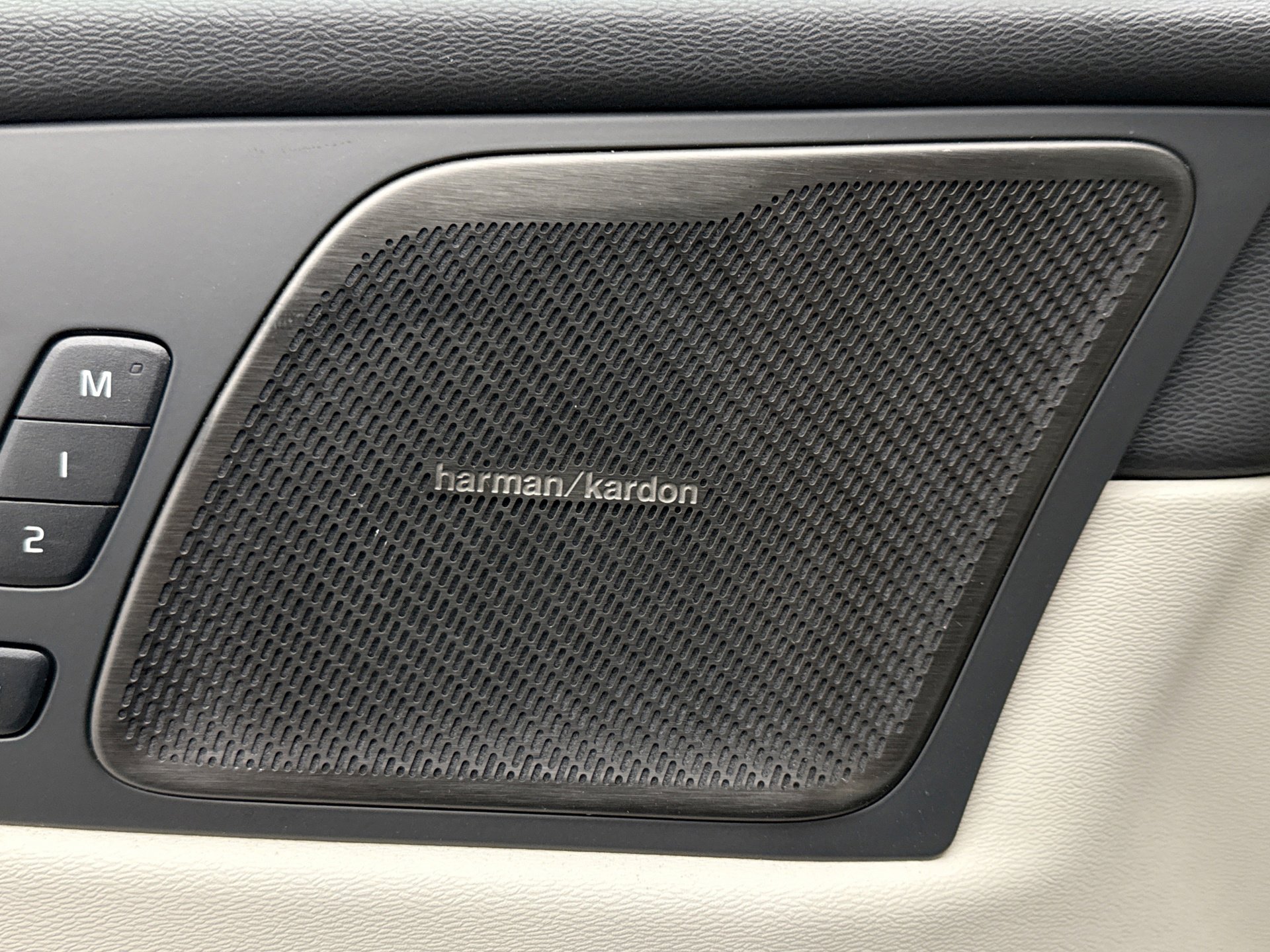 Used 2025 Volvo XC60 T8 Plus w/ Climate Package image 17