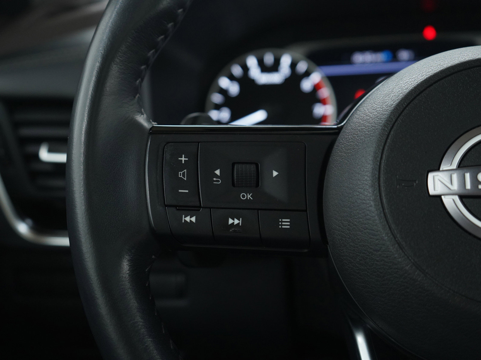 Used 2023 Nissan Rogue SV w/ SV Premium B Package image 27