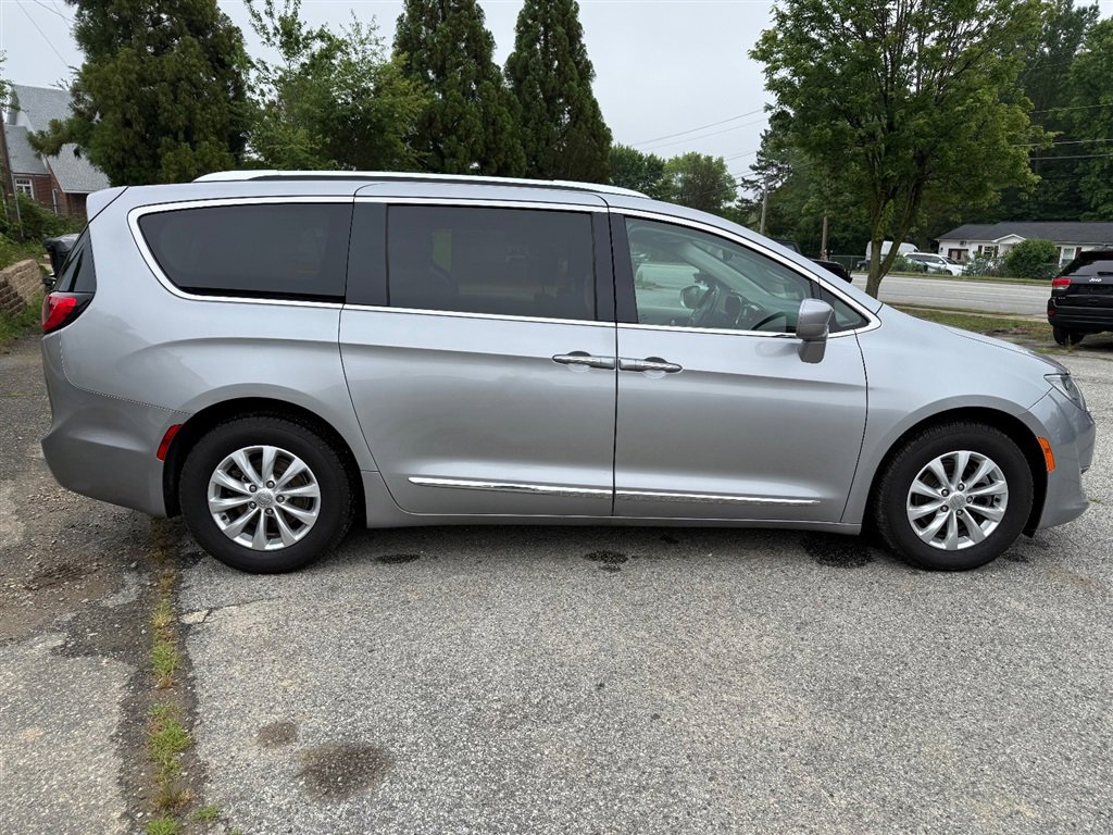 Used 2018 Chrysler Pacifica Touring-L FWD image 6