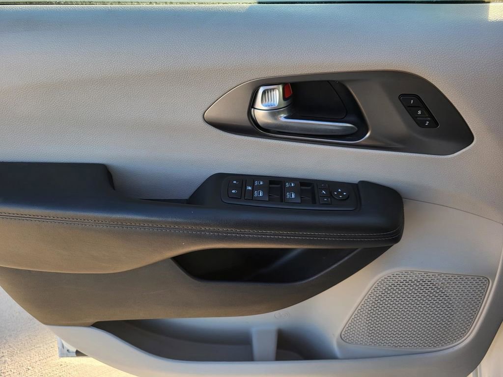 Used 2018 Chrysler Pacifica Limited image 20