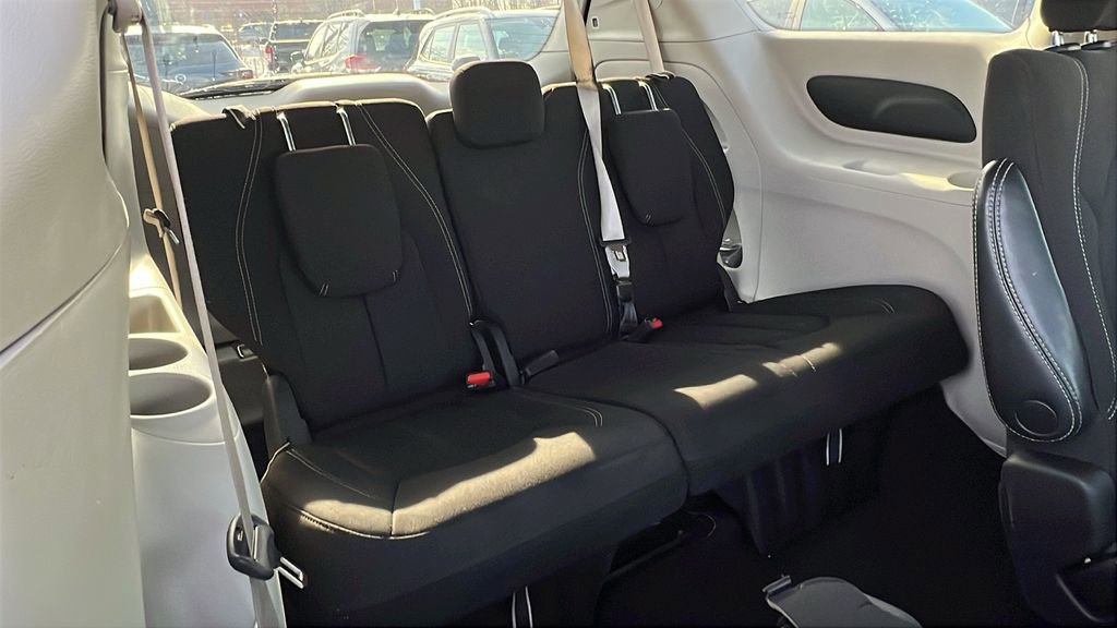 Used 2023 Chrysler Voyager LX image 14