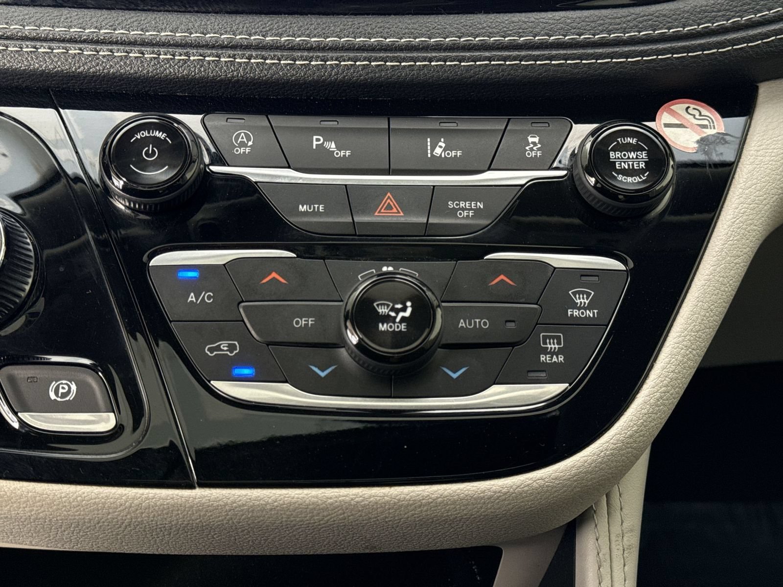 Used 2023 Chrysler Pacifica Limited FWD image 9