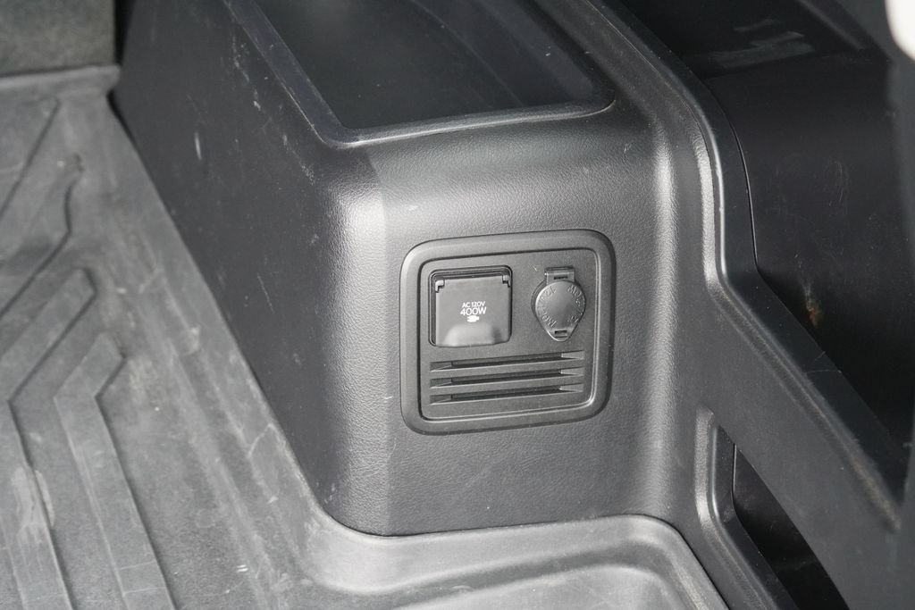 Used 2018 Toyota 4Runner SR5 AWD/4WD image 9
