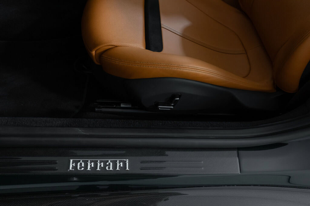 Used 2024 Ferrari Roma Spider image 30