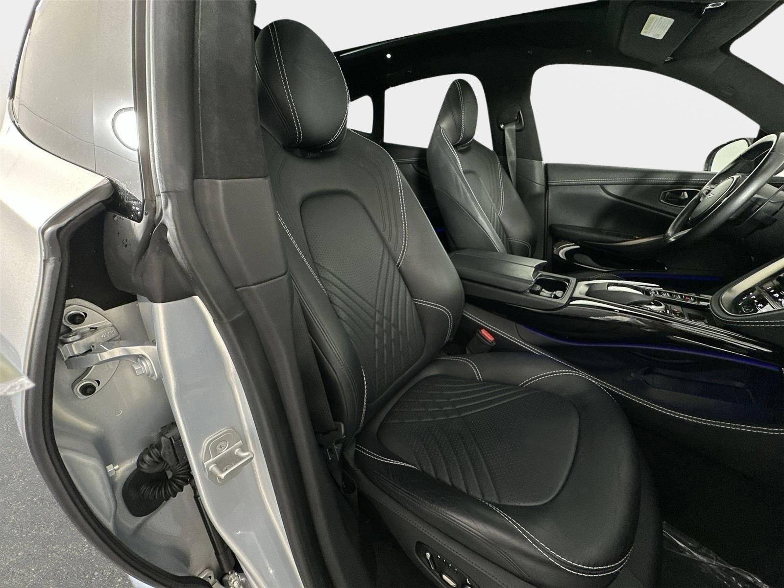Used 2023 Aston Martin DBX AWD/4WD image 27