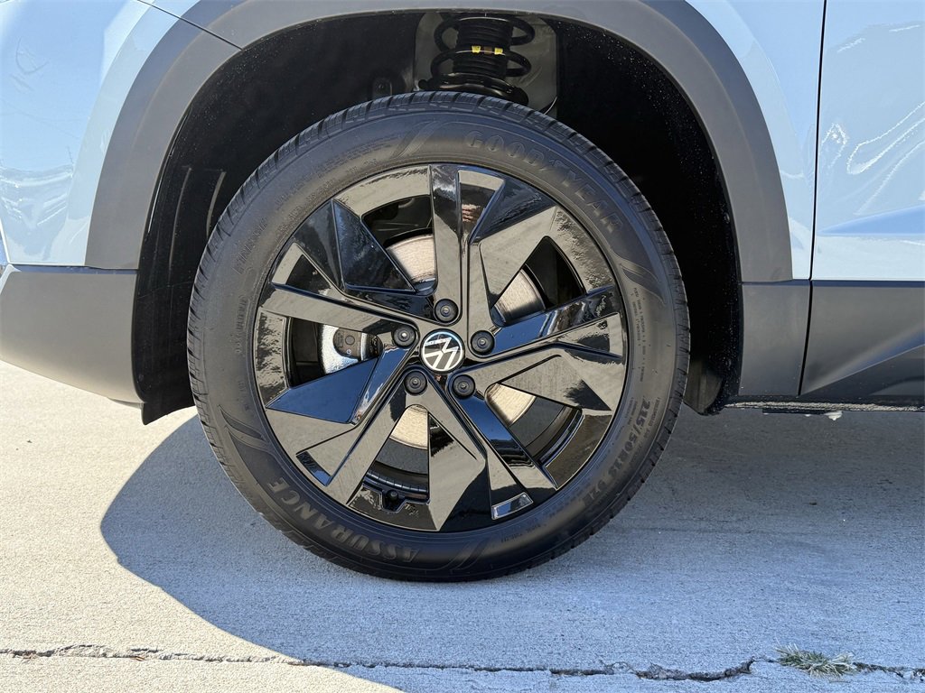 New 2026 Volkswagen Taos SE image 9