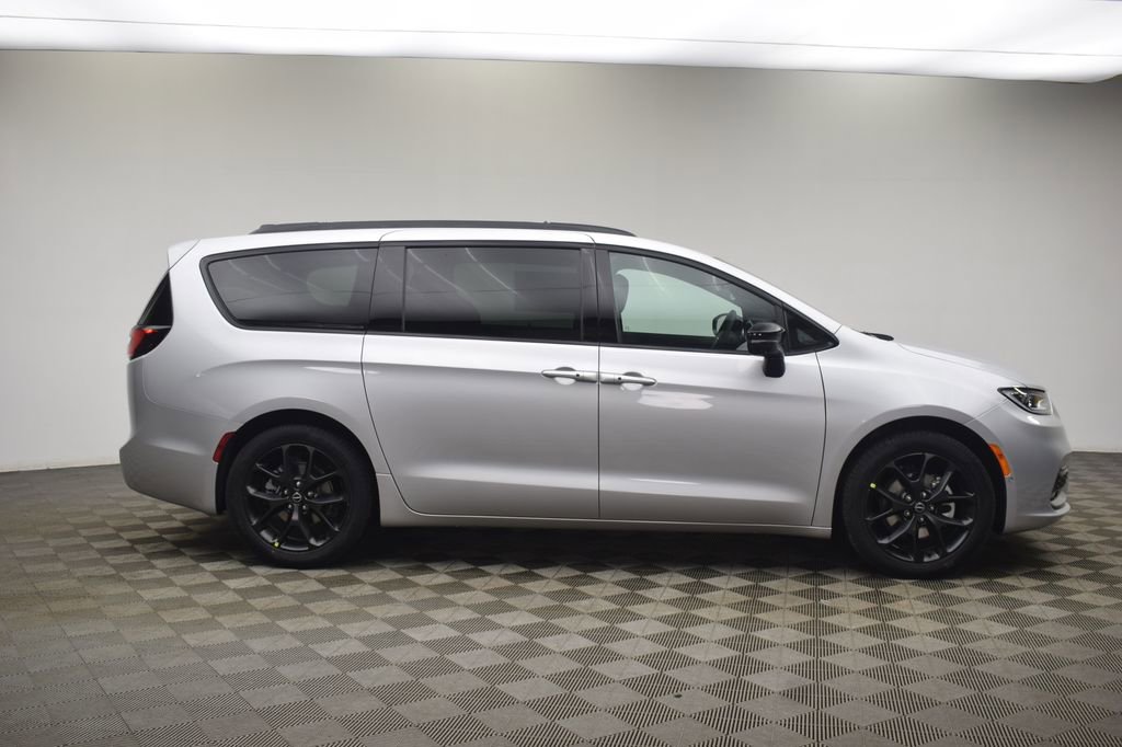 New 2026 Chrysler Pacifica Select w/ S Appearance Package FWD image 4