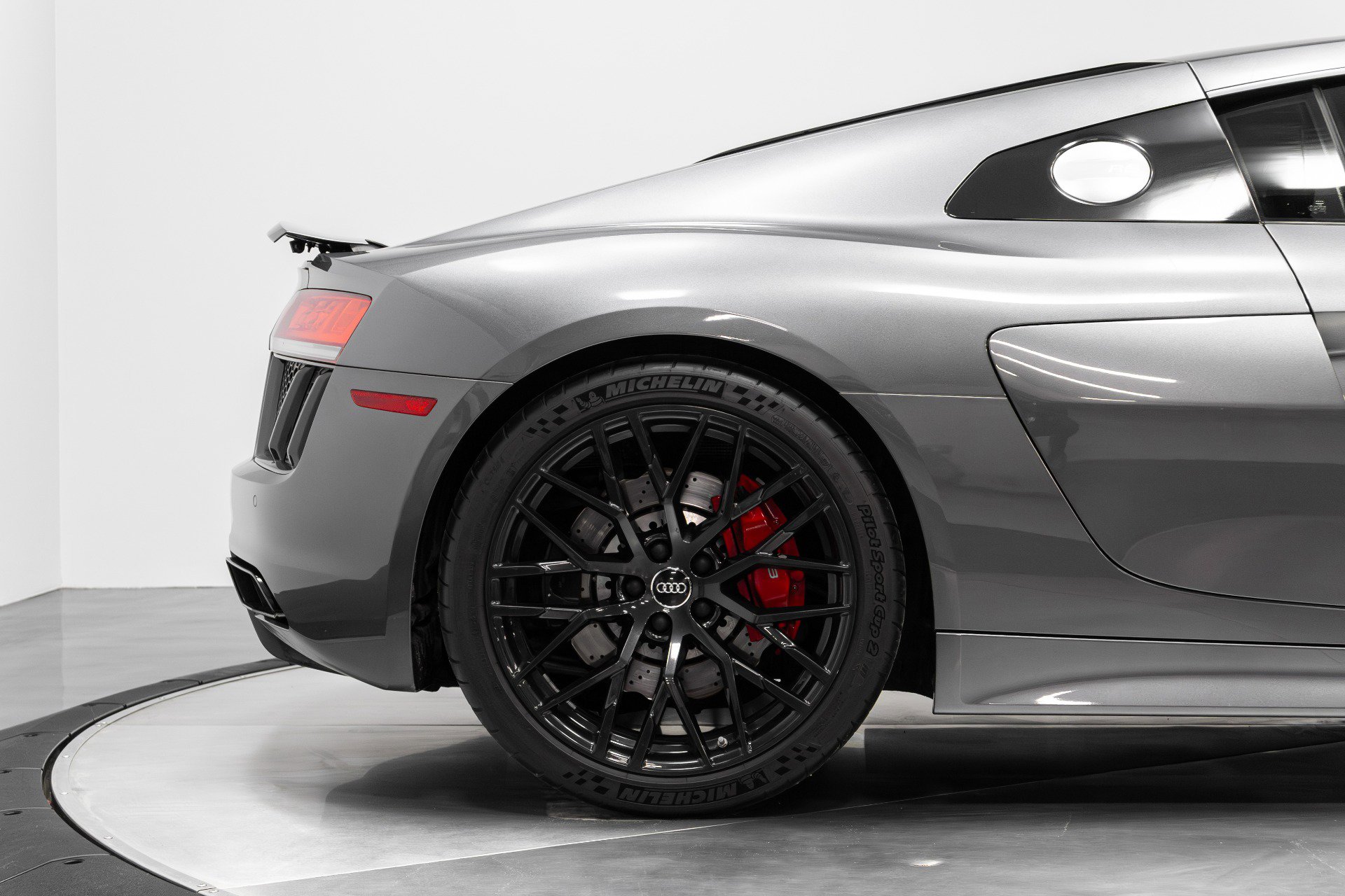 Used 2018 Audi R8 V10 w/ Premium Package image 16