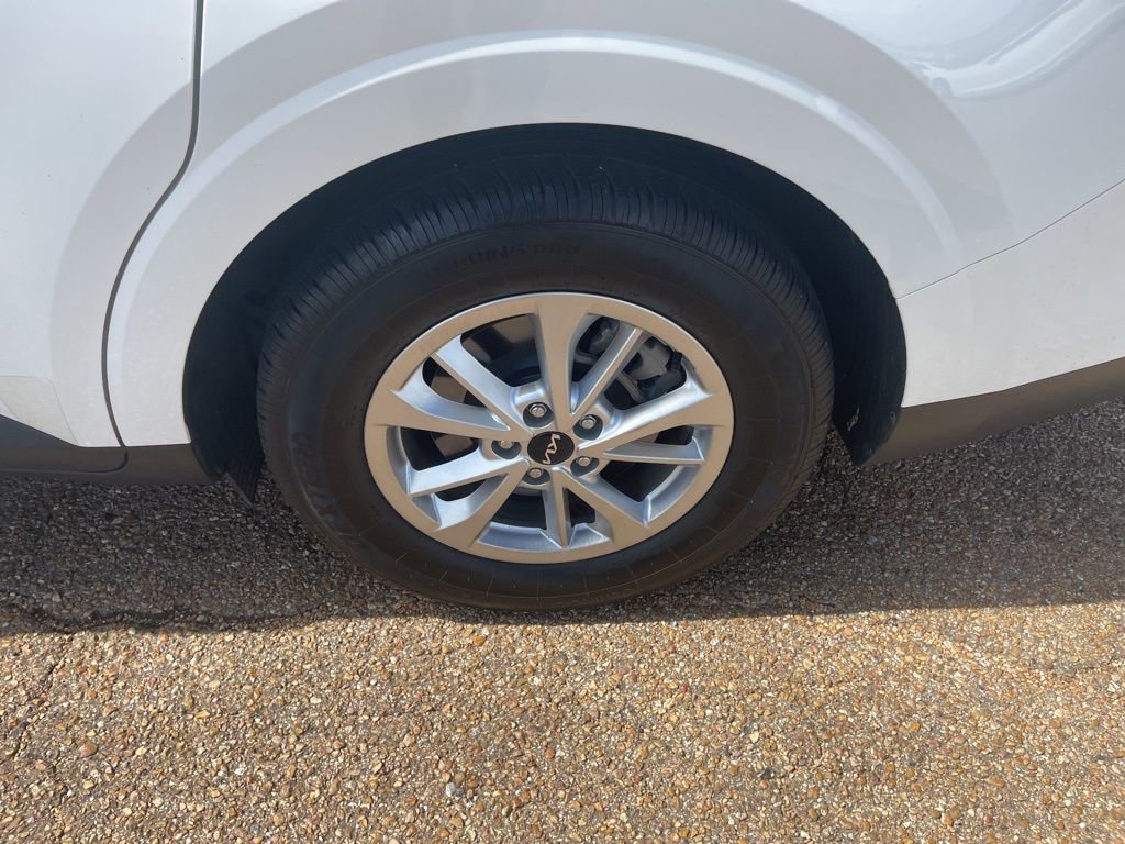 Used 2023 Kia Carnival LX image 5