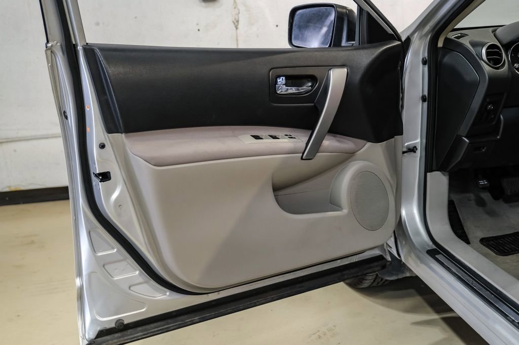 Used 2009 Nissan Rogue SL w/ Moonroof Pkg image 38