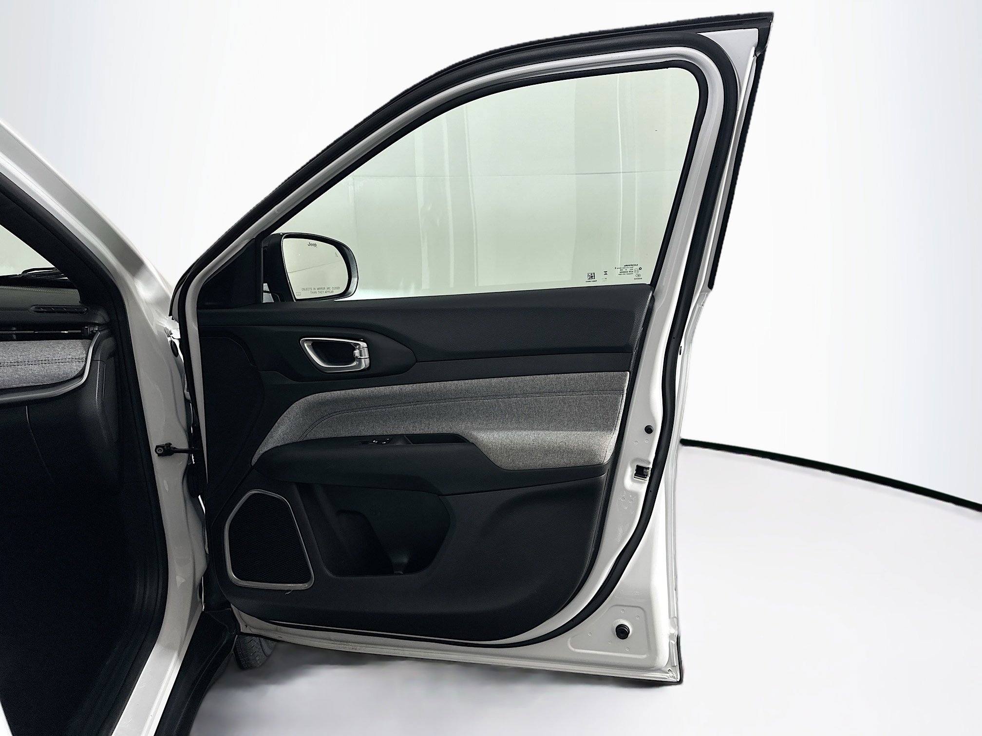 Used 2025 Jeep Compass Latitude image 32