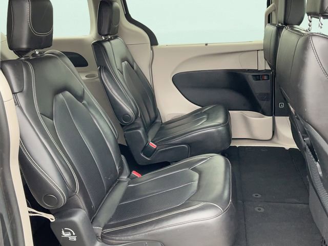 Used 2023 Chrysler Pacifica Touring-L image 17