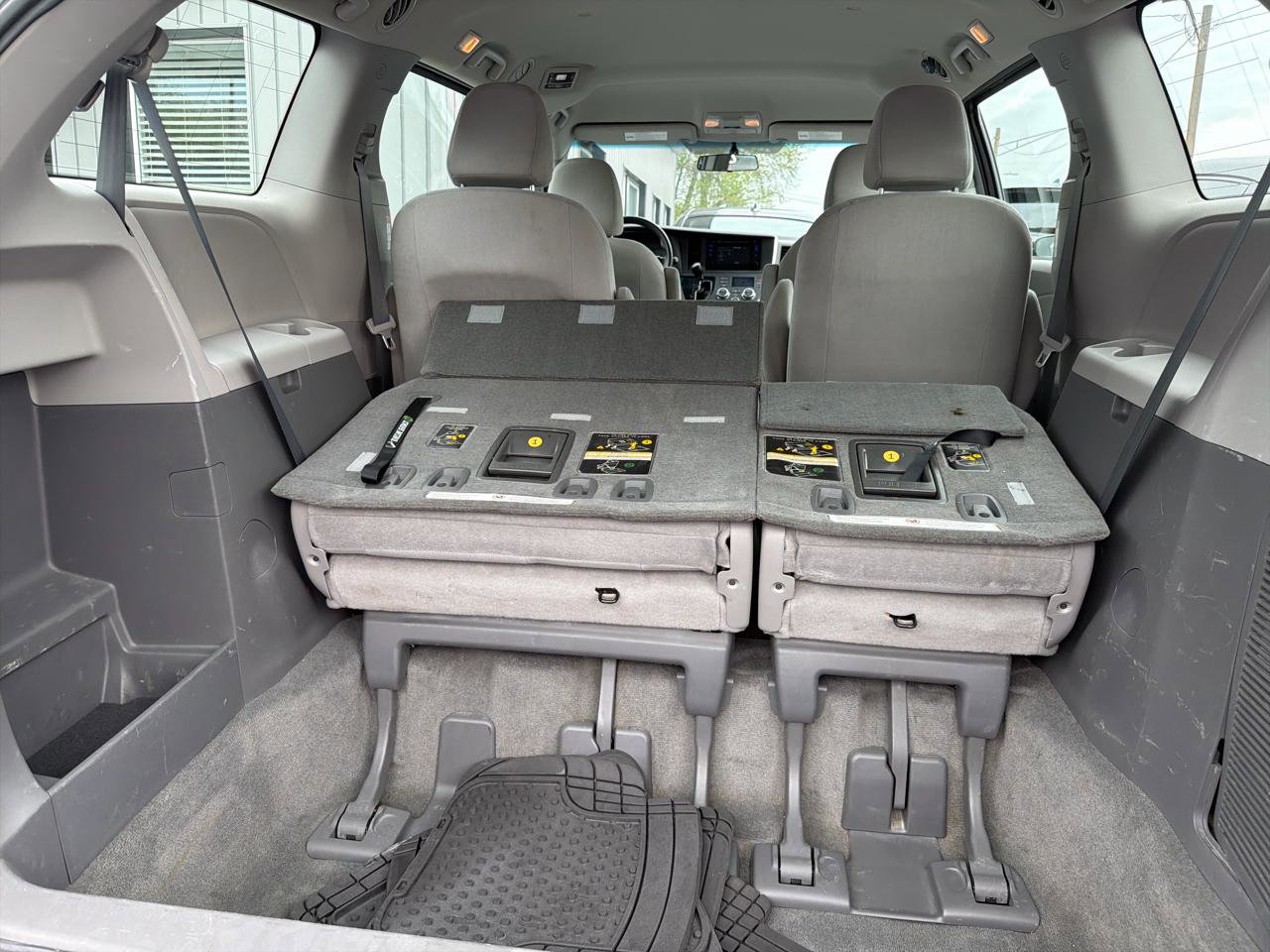 Used 2015 Toyota Sienna L FWD image 9