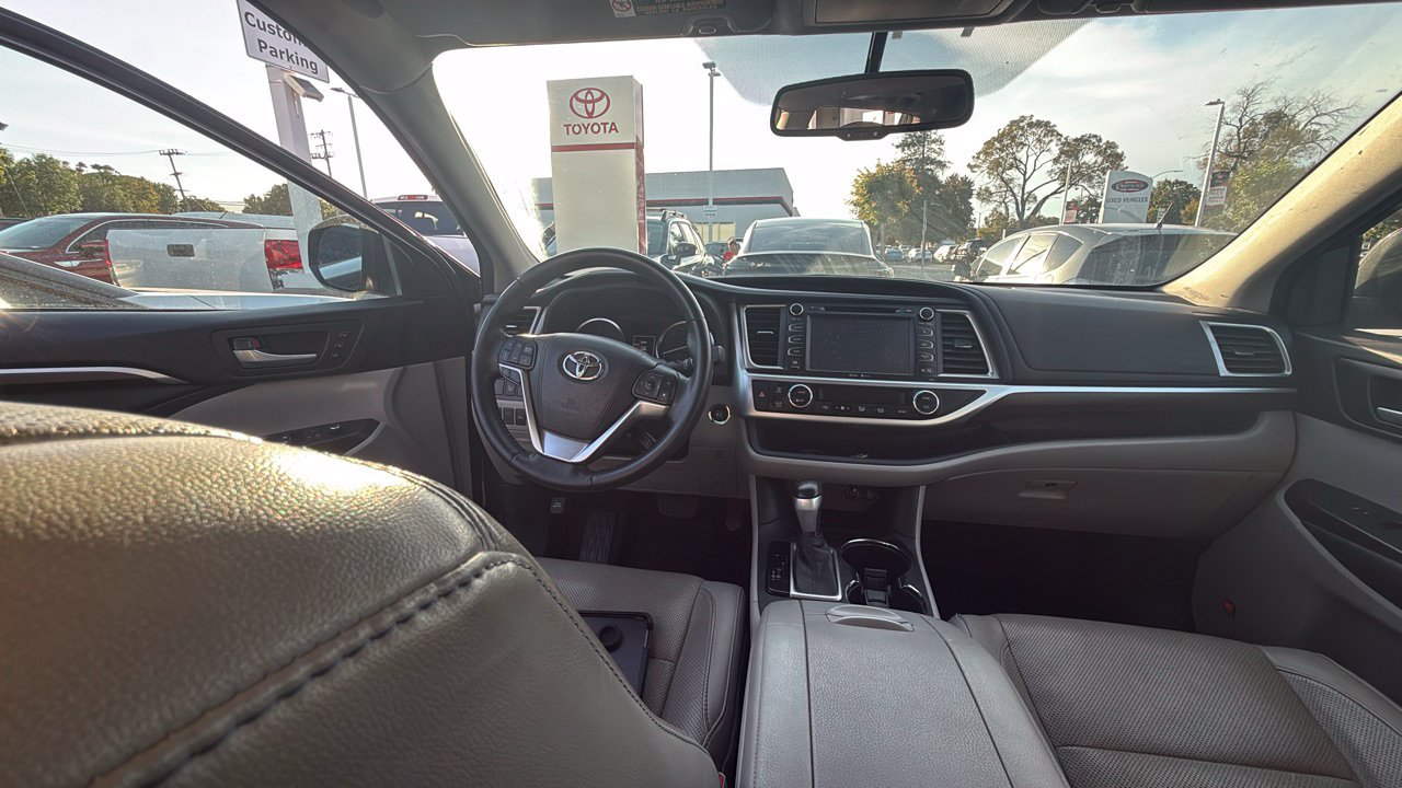 Used 2015 Toyota Highlander Limited FWD image 3