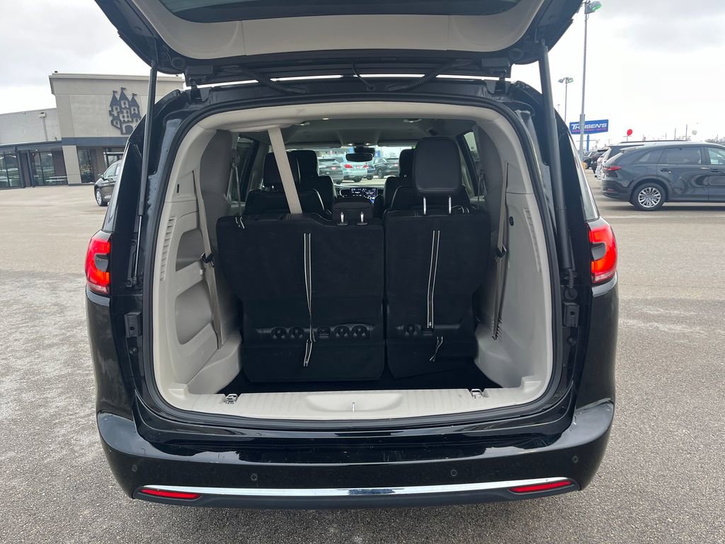 Used 2024 Chrysler Pacifica Touring-L image 28