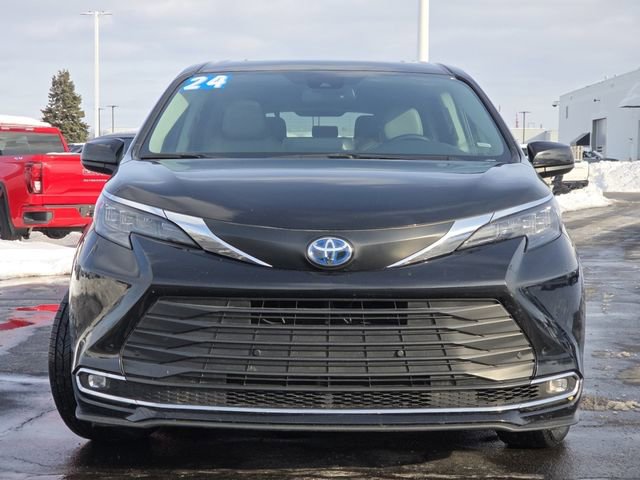 Used 2024 Toyota Sienna XLE image 16