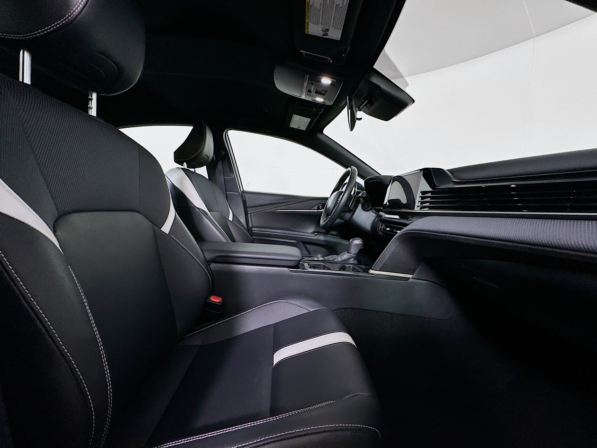 Used 2025 Toyota Camry SE image 30