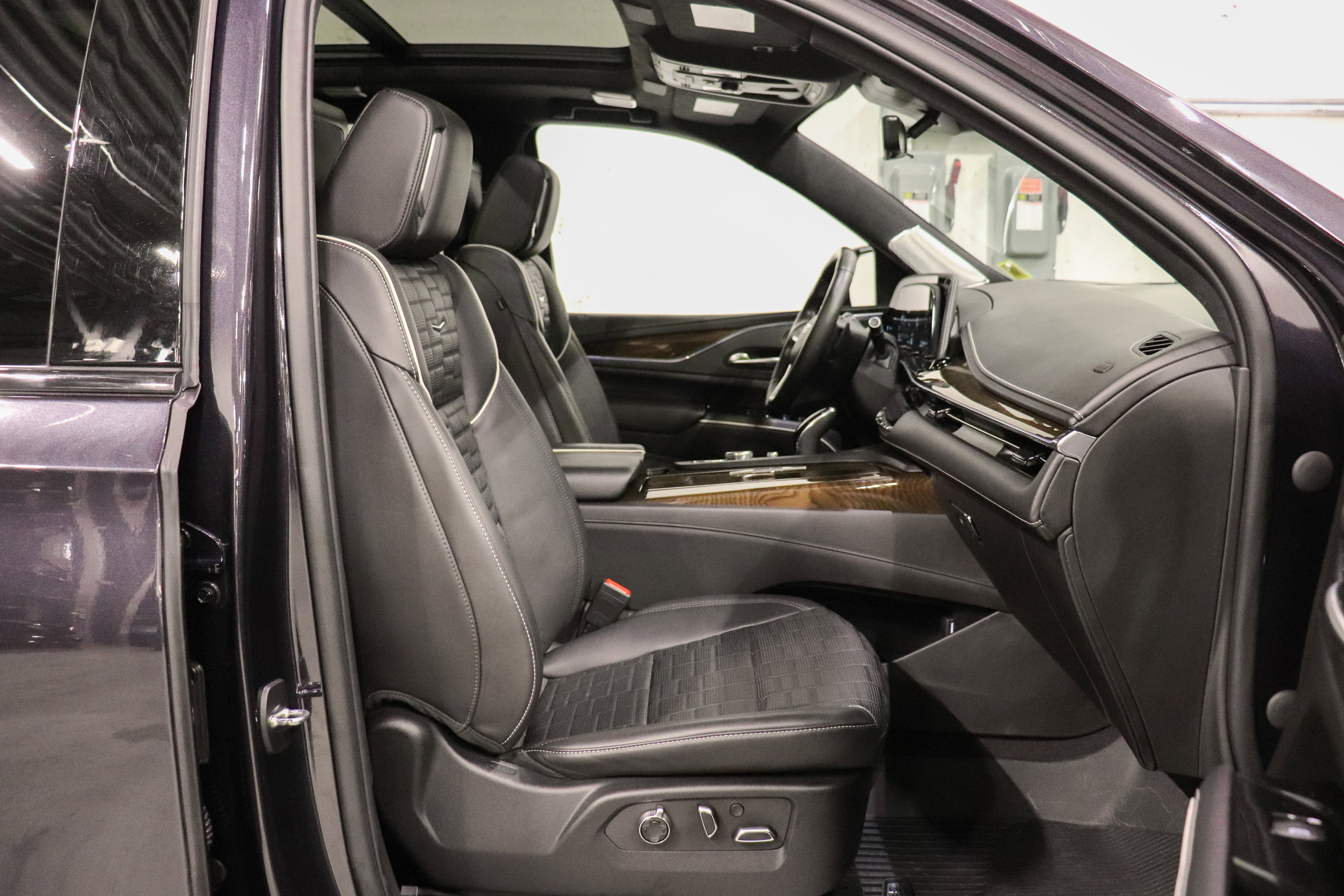Used 2023 Cadillac Escalade ESV Sport Platinum w/ LPO, ONYX Package AWD/4WD image 15