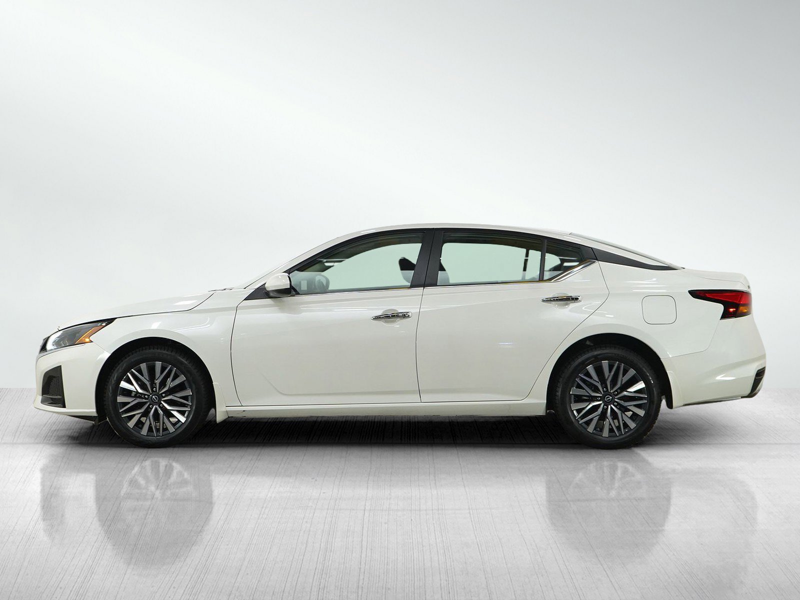 Used 2023 Nissan Altima 2.5 SV w/ SV Premium Package AWD/4WD image 2