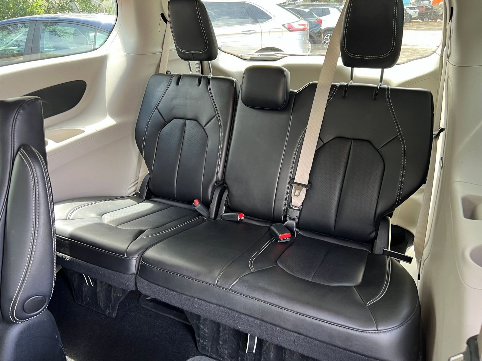 Used 2023 Chrysler Pacifica Touring-L image 35