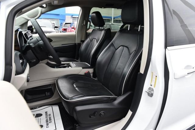 Used 2023 Chrysler Pacifica Limited FWD image 19