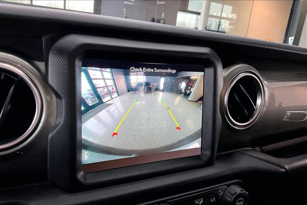 Used 2020 Jeep Wrangler Unlimited Sahara w/ Dual Top Group AWD/4WD image 14