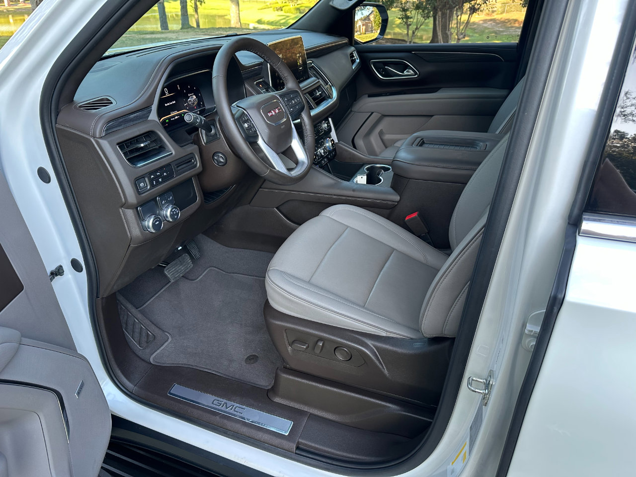 Used 2024 GMC Yukon XL SLT w/ SLT Luxury Package image 12