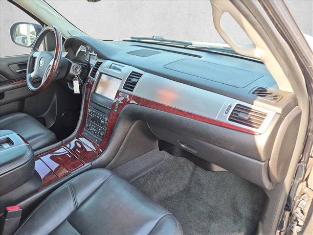 Used 2014 Cadillac Escalade Luxury RWD image 25