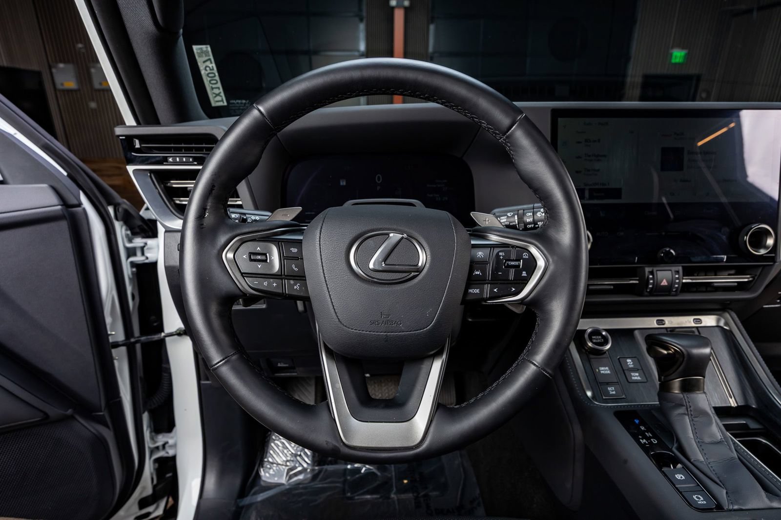 Used 2025 Lexus GX 550 w/ Accessory Package (2T) AWD/4WD image 19