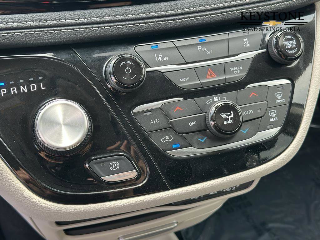 Used 2024 Chrysler Pacifica Select image 15