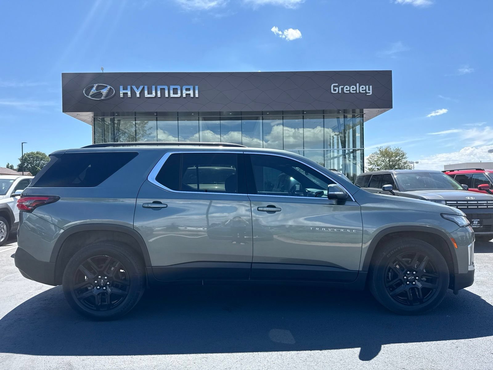 Used 2023 Chevrolet Traverse LT w/ LPO, Cargo Package AWD/4WD image 1