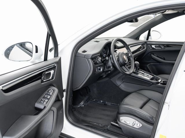 Certified 2025 Porsche Macan AWD/4WD image 7