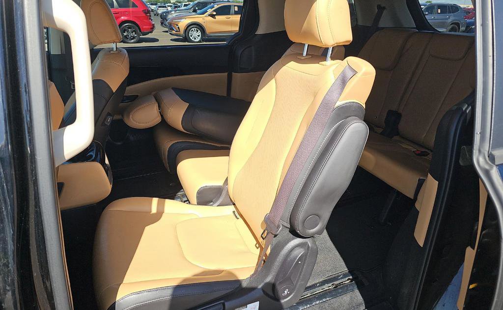 Used 2022 Kia Carnival EX FWD image 17