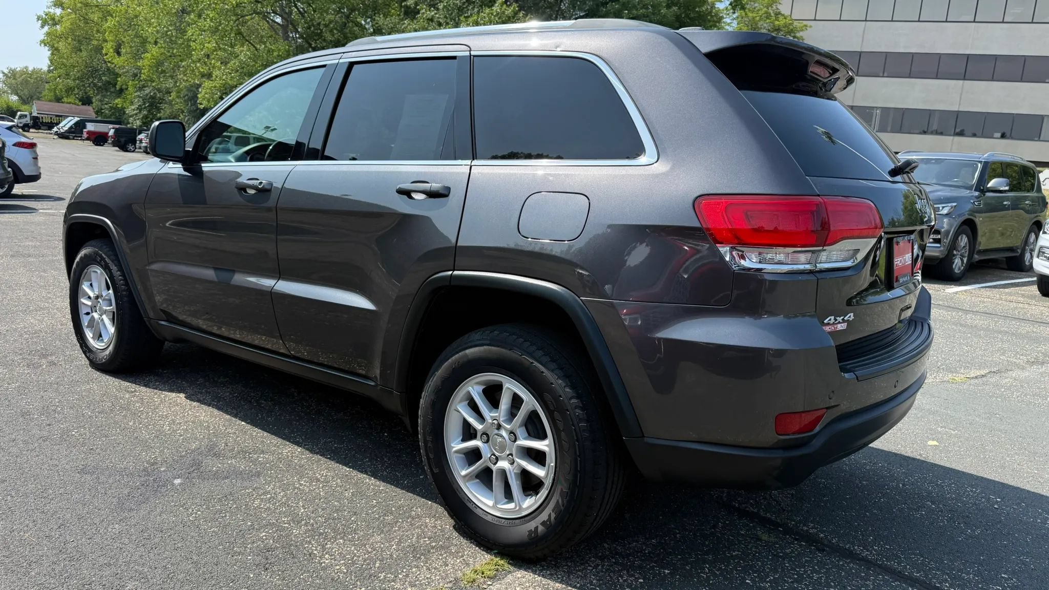 Used 2019 Jeep Grand Cherokee Laredo AWD/4WD image 7