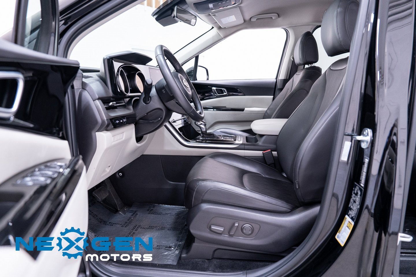 Used 2024 Kia Carnival EX image 24