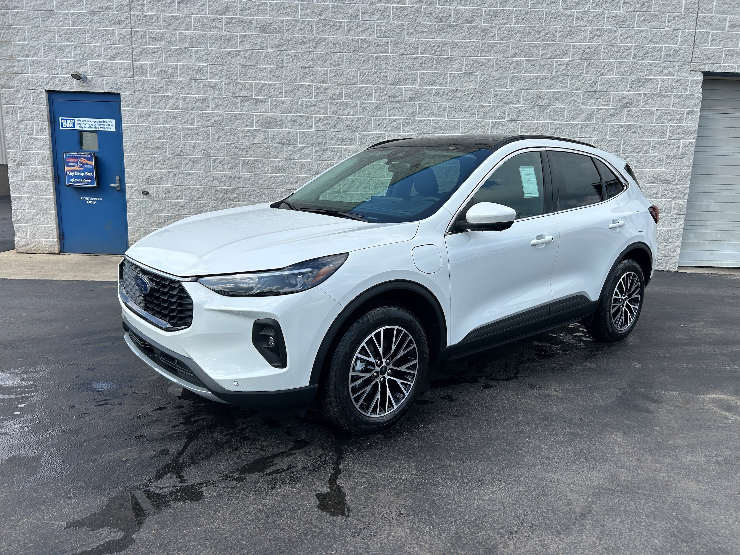 New 2025 Ford Escape SE w/ PHEV Premium Package FWD image 4