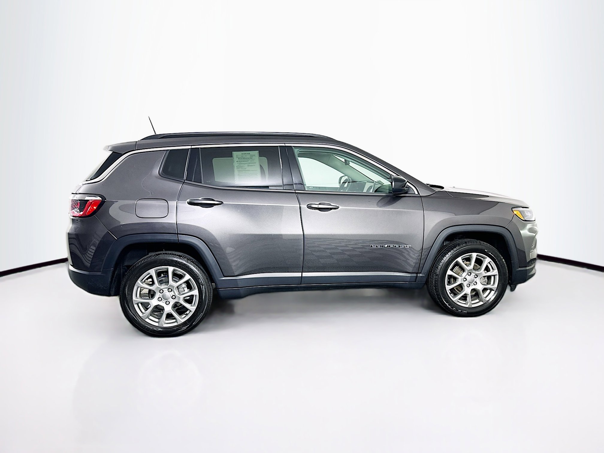 Used 2022 Jeep Compass Latitude image 10
