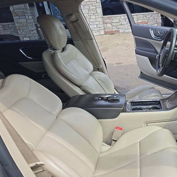 Used 2017 Lincoln Continental Premiere image 18