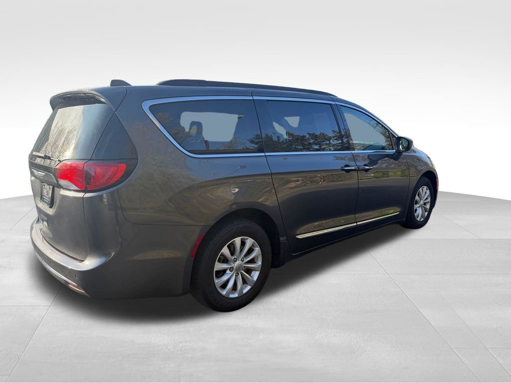 Used 2017 Chrysler Pacifica Touring-L image 8